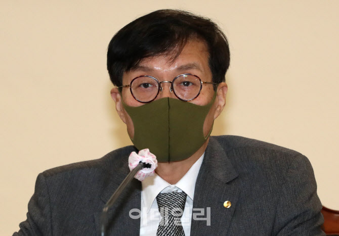 질의에 답하는 이창용 한은 총재                                                                                                                                                                    