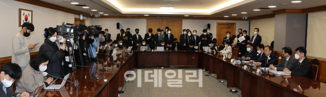 정부, 국고채·한전채 발행 축소…채안펀드 5조원 확충                                                                                                                                               