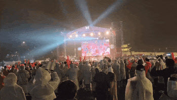 빗속 뚫고 응원 열기 ‘후끈’…광화문서 “대~한민국” 함성
