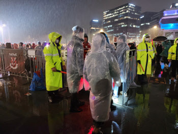 또 사고날라 "우산 접으세요"…빗속 거리응원 안전관리 '촉각'
