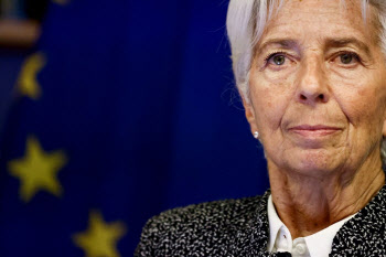 라가르드 ECB총재 “인플레 정점 아냐..금리인상 지속”