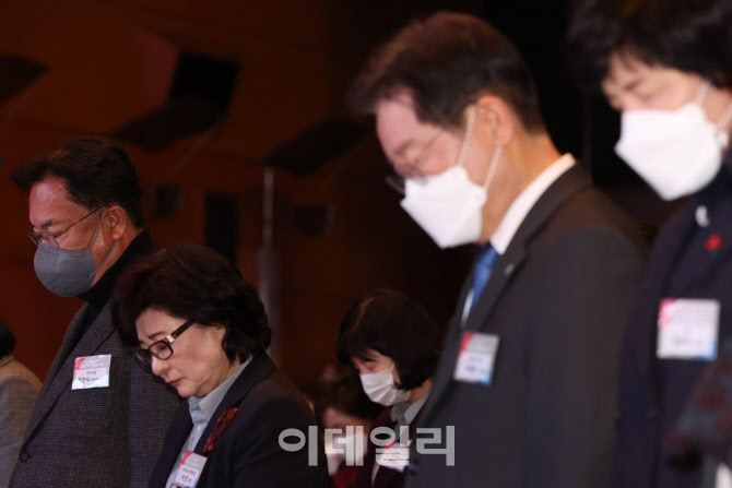 묵념하는 정진석 비대위원장-이재명 대표                                                                                                                                                            