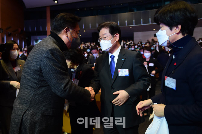 인사 나누는 정진석 비대위원장-이재명 대표                                                                                                                                                         
