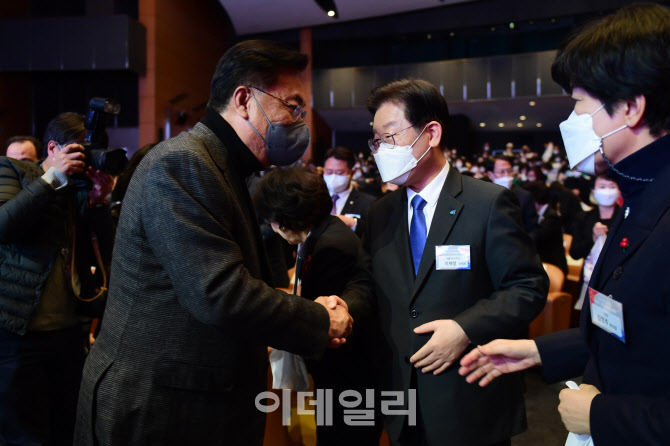 인사 나누는 여야대표                                                                                                                                                                              
