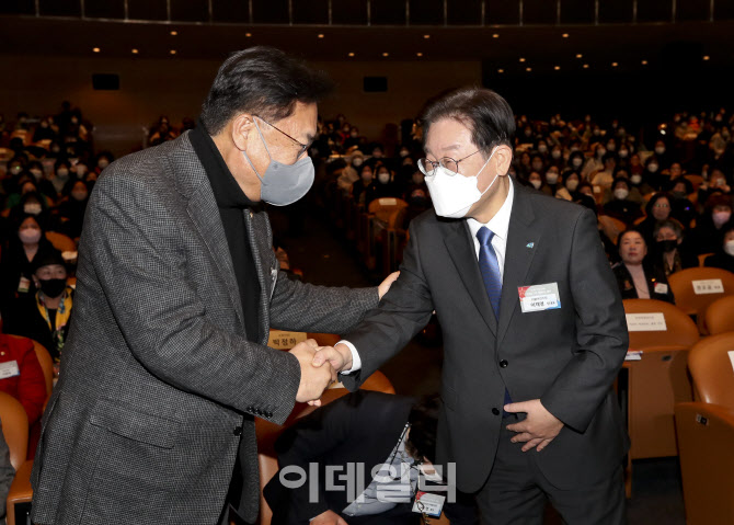 인사 나누는 여야 대표                                                                                                                                                                             