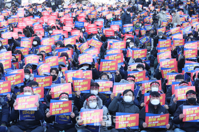 피켓 든 서울교통공사 노동조합 조합원                                                                                                                                                              