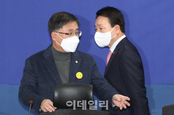 3+3 정책협의체 킥오프 미팅 참석하는 김성환-성일종                                                                                                                                                 