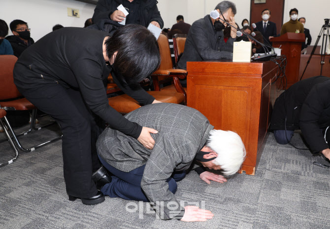 '국회에서 무릎 꿇고 호소하는 이태원 참사 유가족'                                                                                                                                        
