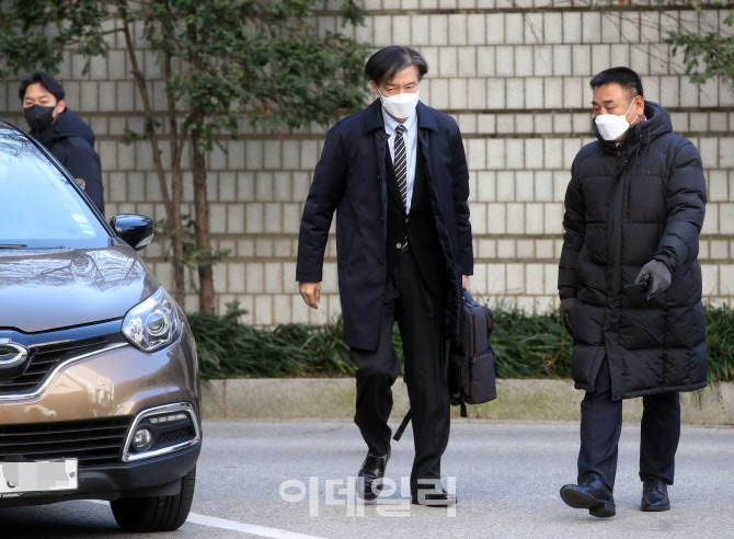  조국 전 법무장관, 서울중앙지법 출석                                                                                                                                                              