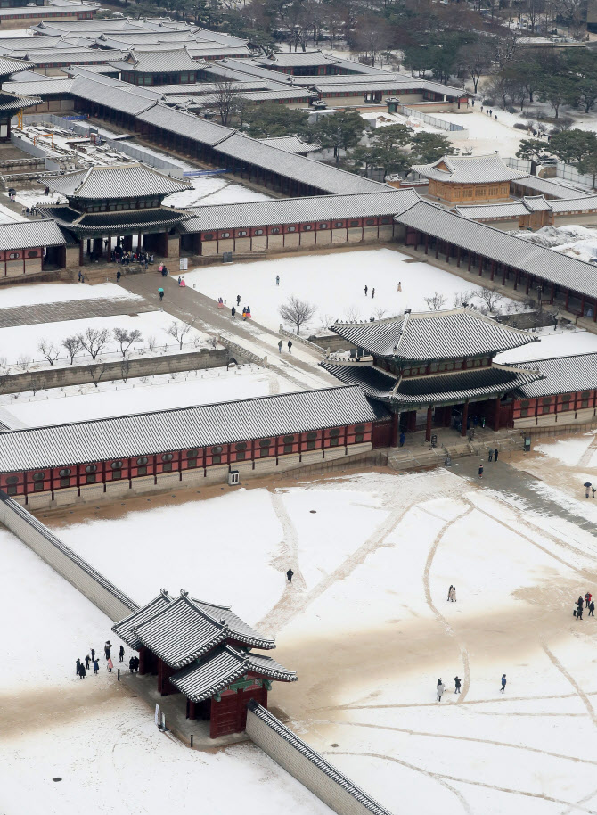 '눈 덮힌 경복궁 일대'                                                                                                                                                                         