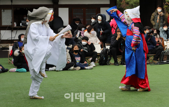 신명 나는 탈춤의 흥과 멋                                                                                                                                                                          