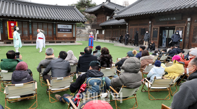 풍자·해학 담긴 '한국의 탈춤'                                                                                                                                                           
