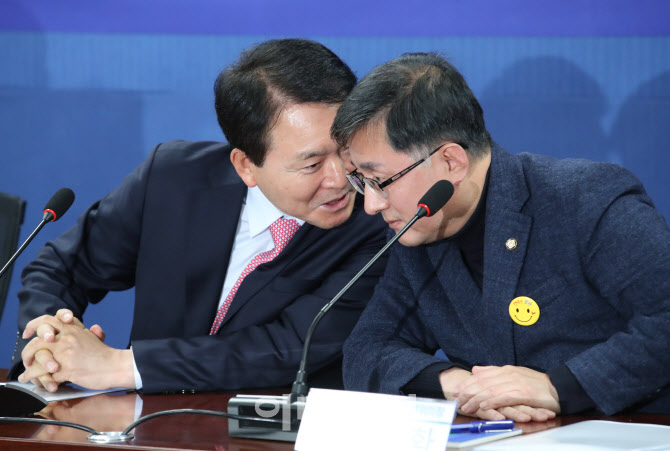 여야 예산 협상 재개, '대화하는 성일종-김성환'                                                                                                                                           
