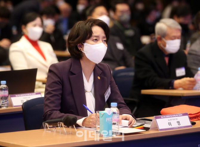  대토론회 경청하는 이영 장관                                                                                                                                                                      