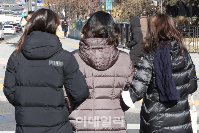 체온을 느끼며 이동하는 시민들                                                                                                                                                                     