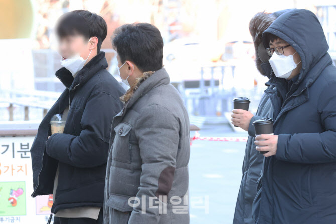 아이스 아메리카노 들고 이동하는 시민                                                                                                                                                              