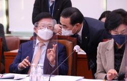 [포토]국회 외통위, '대화하는 박홍근-박병석'                                                                                                                                                   