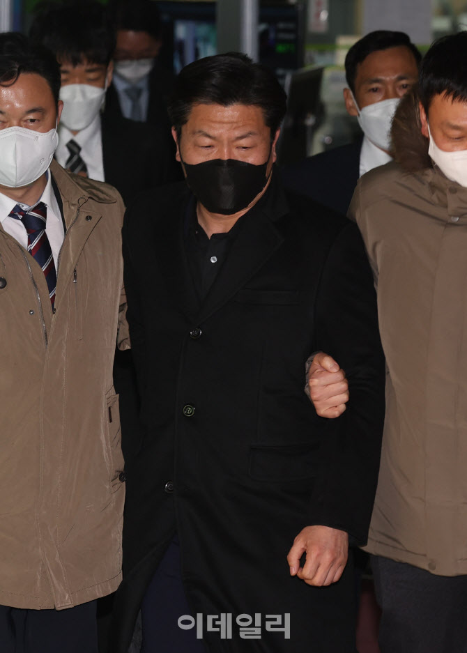 영장실질심사 마치고 이동하는 이임재 전 용산서장                                                                                                                                                   