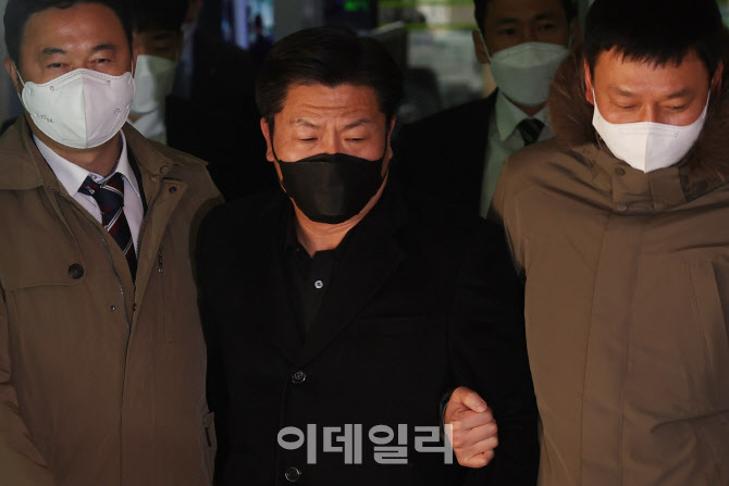 이임재 전 용산서장 영장실질심사 마치고 이동                                                                                                                                                       