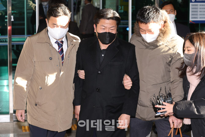 법원에서 나오는 이임재 전 용산서장                                                                                                                                                                