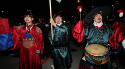 [포토]조선시대 복장으로 응원하는 붉은악마