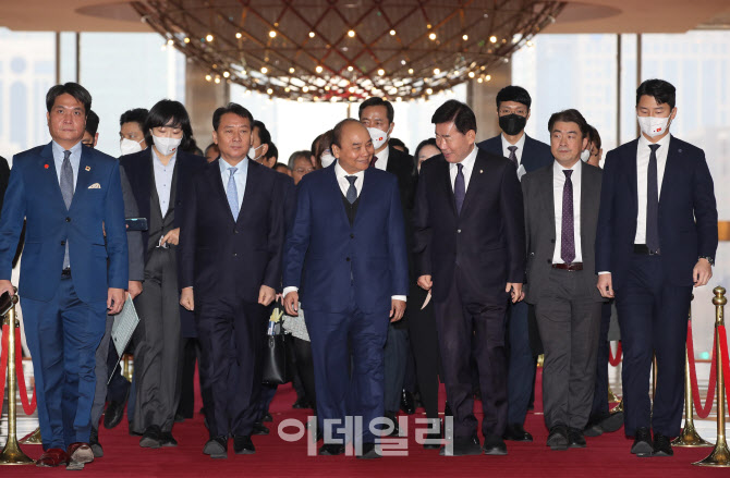 회담장 향하는 김진표-응우옌 쑤언 푹                                                                                                                                                               