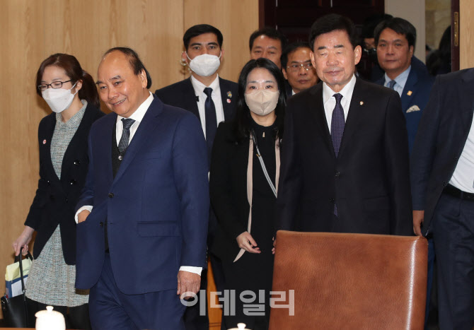 회담장 들어서는 김진표-응우옌 쑤언 푹                                                                                                                                                             