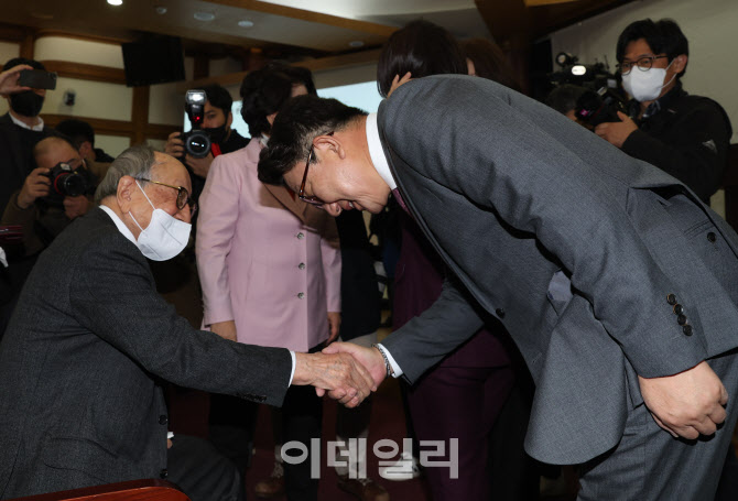 '인사하는 김형석-권성동'