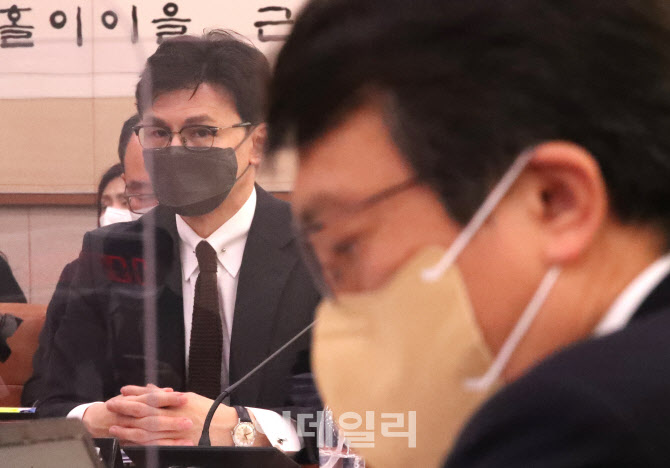 법사위, '김의겸 의원 바라보는 한동훈 장관'                                                                                                                                              