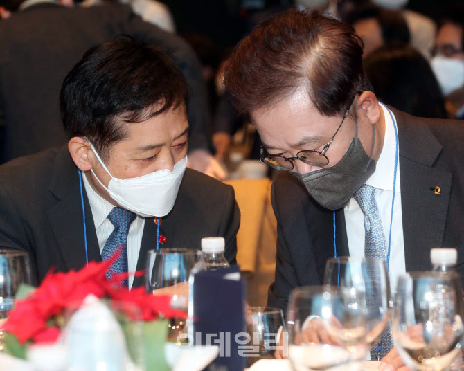  대화하는 김주현 위원장과 강석훈 회장                                                                                                                                                             