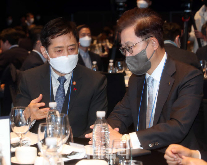  김주현 금융위원장과 강석훈 KDB산업은행 회장                                                                                                                                                      