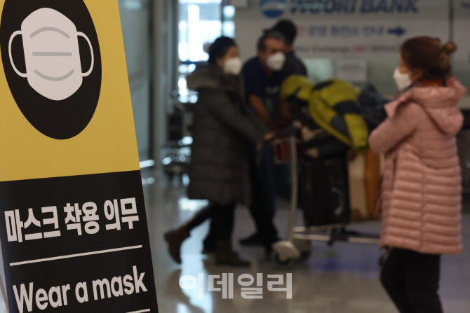 실내 마스크 착용 의무 내년 1월 '자율' 조정 예정                                                                                                                                         