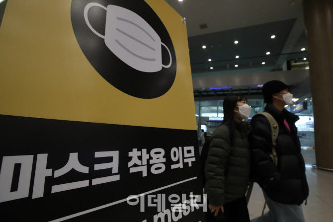 실내 마스크 착용 의무 해제 가능할까?                                                                                                                                                              