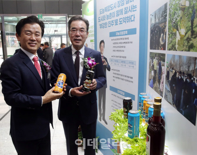  이성희 농협회장과 조규일 진주시장                                                                                                                                                                