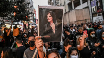 "이란군, 女시위자 가슴·성기 노리고 사격"