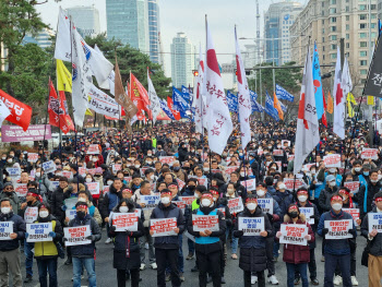 '파업철회' 화물연대, 집회는 계속…진보·보수 '맞불'도[사회in]