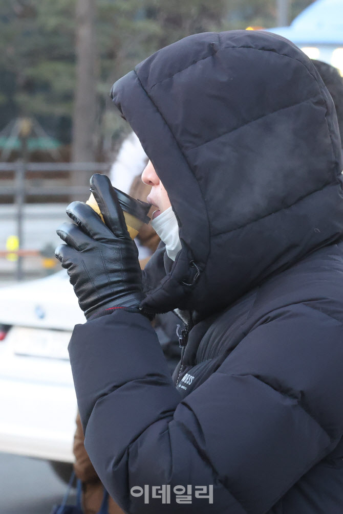 뜨거운 커피로 몸을 녹여보지만                                                                                                                                                                     