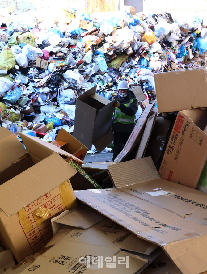 넘치는 설 선물 쓰레기…농수산품 포장지가 가장 '골치'                                                                                                                                    