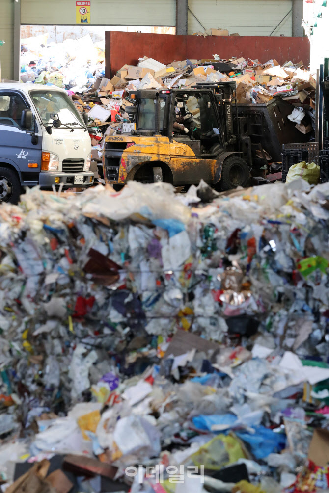 연휴 끝나자 '쓰레기와 전쟁'                                                                                                                                                             