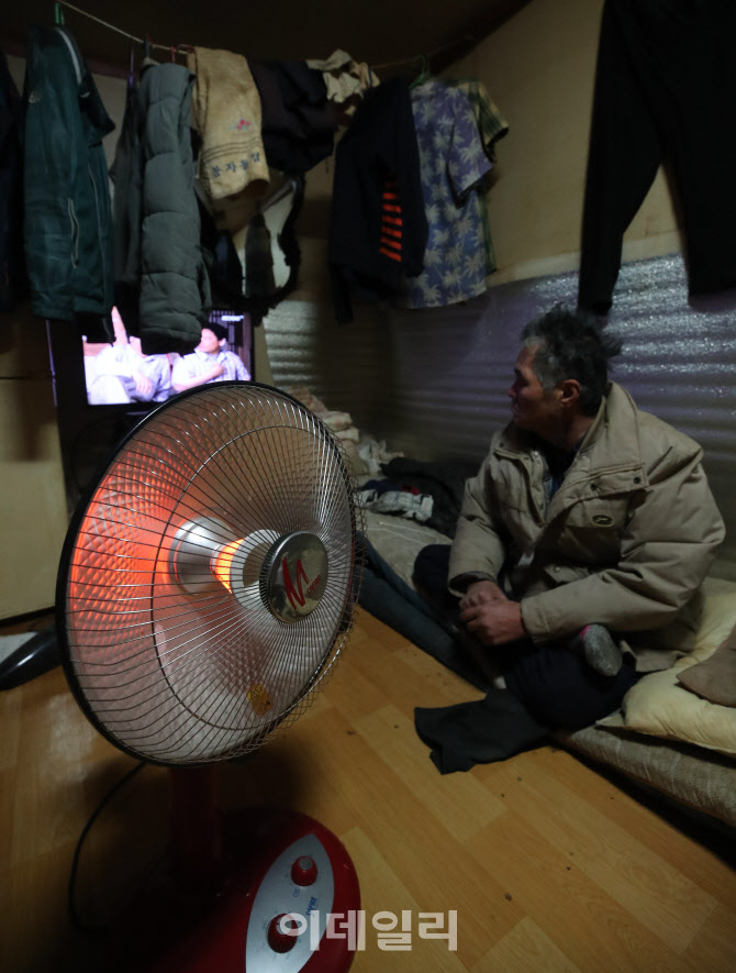 [포토]온열기 하나에 추위 견디는 한 노인