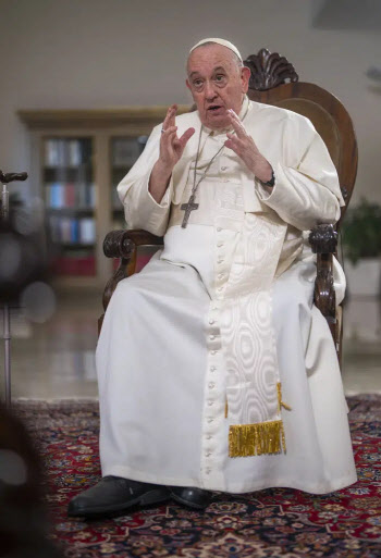 “동성애는 범죄 아냐”…프란치스코 교황, 범죄화 법 비판
