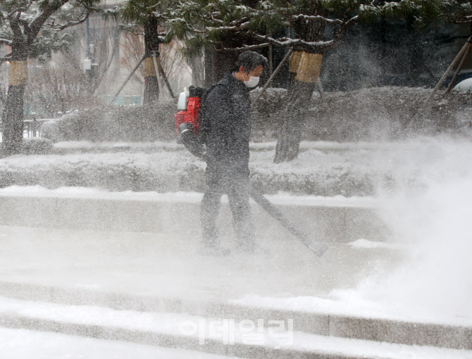  광화문네거리 눈 길 제설작업                                                                                                                                                                      