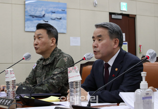 '북한 무인기 관련 답변하는 이종섭-김승겸'                                                                                                                                               