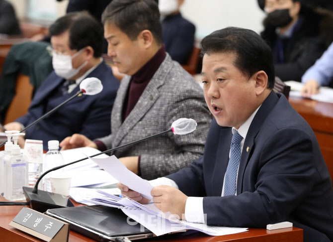 '신상발언하는 4성 장군 출신 김병주 의원'                                                                                                                                                