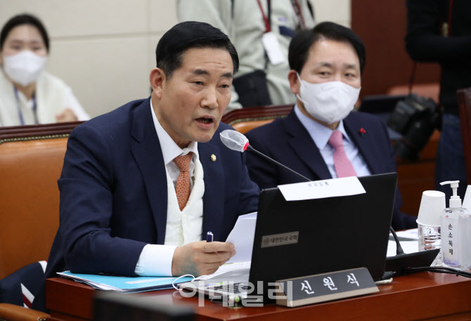 '발언하는 3성 장군 출신 신원식 의원'                                                                                                                                                    