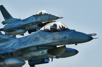 전차 지원 얻어낸 우크라이나, 이번엔 F-16 전투기 눈독