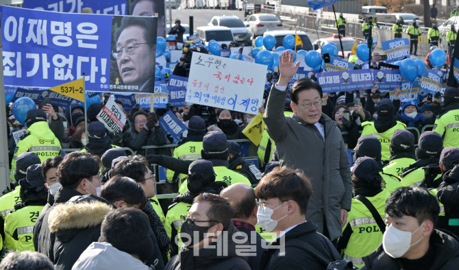 지지자들에게 손 흔드는 이재명                                                                                                                                                                     