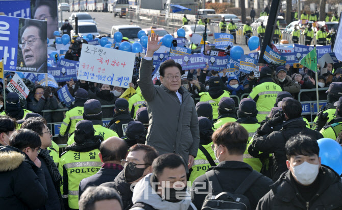 지지자들에게 손 흔드는 이재명 대표                                                                                                                                                                