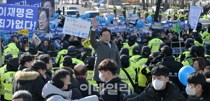 검찰 출석하며 지지자들에게 손 흔드는 이재명 대표                                                                                                                                                  