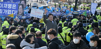 검찰 출석하며 지지자들에게 손 흔드는 이재명 대표